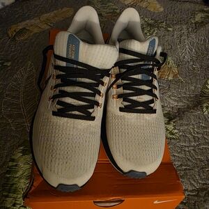 Nike Men's Cream Running Shoes